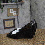 Kenneth Cole Reaction Womens Elinor Mid Wedge Pumps Peep Toe Black Patent 10M