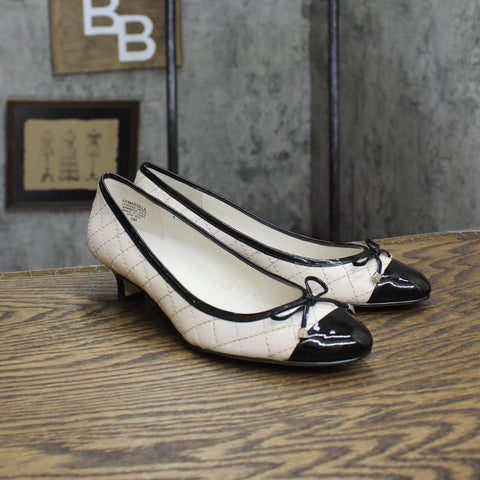 AK Anne Klein Womens Vintage Pull On Short Heels Off White / Black 6M