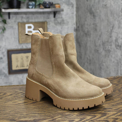 Universal Thread Crispin Chelsea Boots with Memory Foam Insole Tan Brown 7M