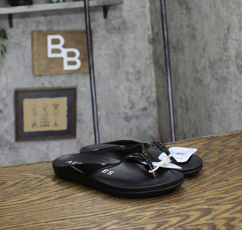 Aerosoles Womens Thong Fisher Flat Sandal FISHER Black Patent Faux Leather 6M