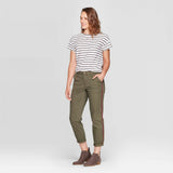 Universal Thread Women's Mid Rise Relaxed Fit Cropped Straight Jeans